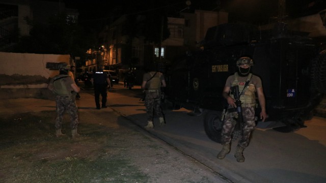 Adanada sıcak dakikalar... Tartışığı şahıslara pompalı tüfekle ateş açarken sokakta oynayan çocuğu vurdu