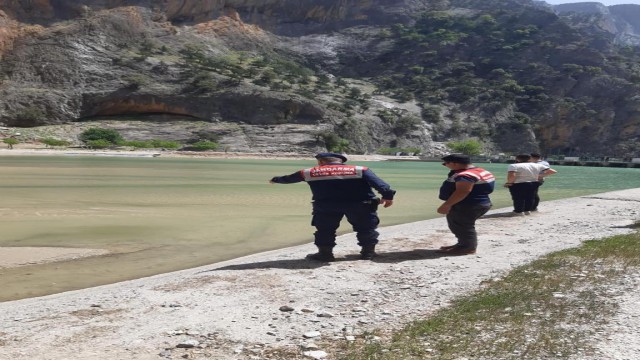 Adanadaki balık ölümlerine dereye sızan sıvı beton neden olmuş