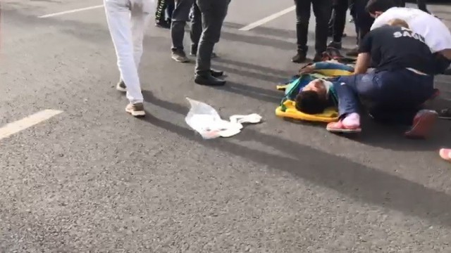 Afganistan uyruklu göçmen otomobilin çarpması sonucu ağır yaralandı