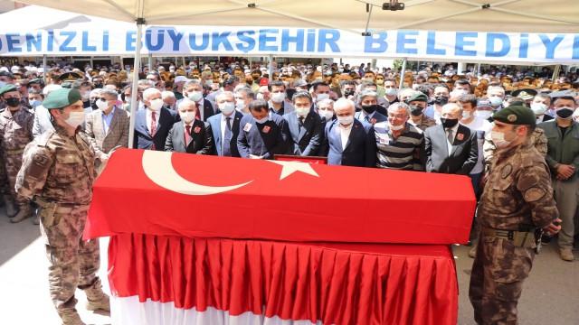 Ağrıda şehit düşen özel harekatçı Denizlide toprağa verildi