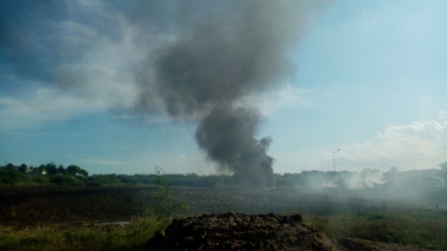 Akaryakıt istasyonu yakınlarındaki lastik ateşi korkuttu