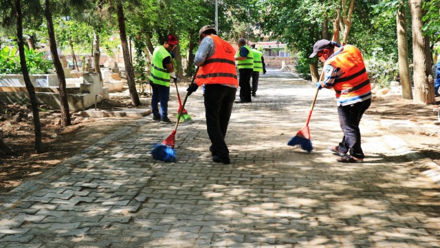 Akçakalede mezarlıklar rutin olarak temizleniyor