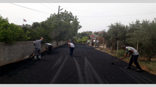 Akdenizde asfalt yama ve yol açma çalışmaları sürüyor