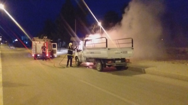 Alev alan kamyonet küle döndü