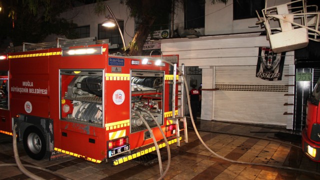 Alev alev yanan bina kullanılamaz hale geldi