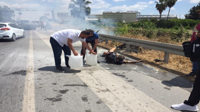 Alevler arasında kalan araçtan yanarak çıktı