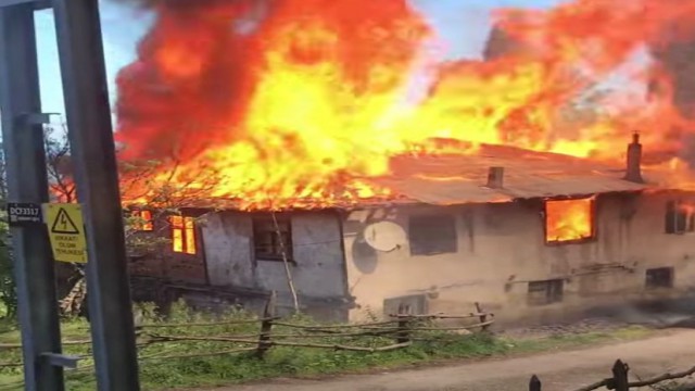 Alevlere teslim olan ev kullanılamaz hale geldi