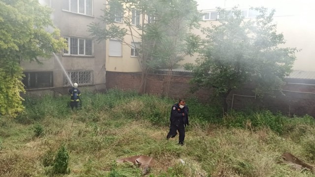 Alevlere teslim olan eve itfaiye ekipleri ulaşmakta güçlük çekti