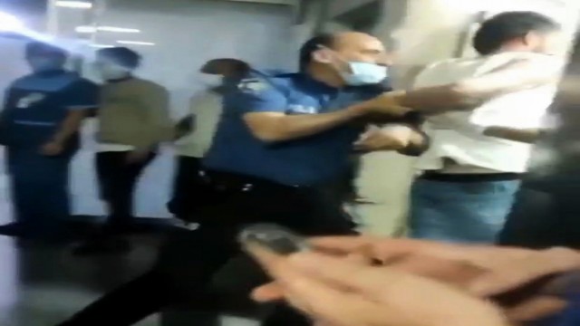 Alkollü olarak geldiği hastaneyi birbirine kattı