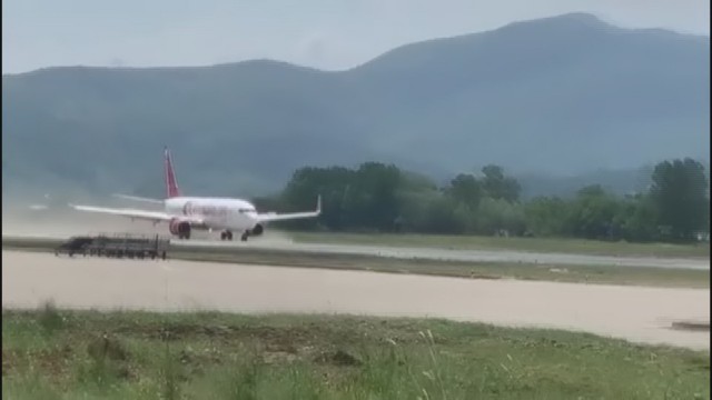 Almanyaya sahte belgeyle kaçmak isteyen 10 şüpheli gözaltında