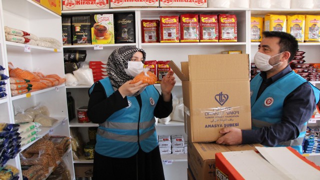 Amasya Müftülüğü gıda kolisi alışverişini mahalle bakkallarından yaptı