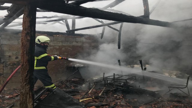 Amasyada kömürlükte çıkan yangın bitişikteki evlere sıçramadan söndürüldü