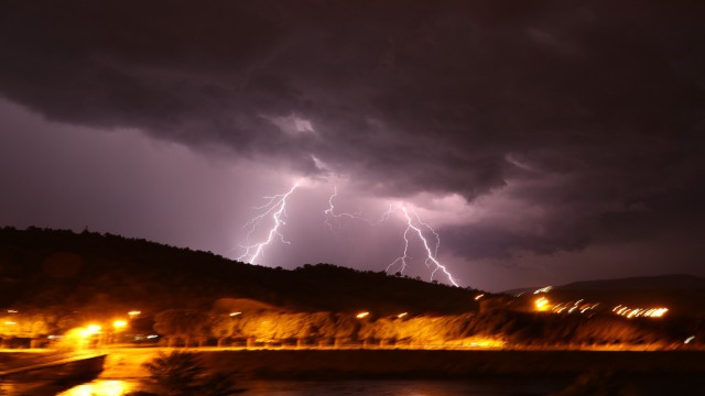 Amasyada şimşekler gökyüzünü aydınlattı