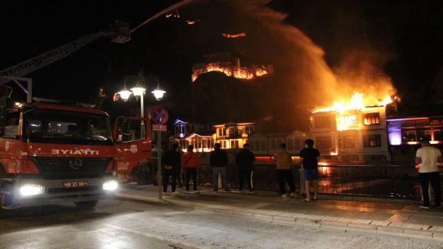 Amasyada tarihi evlerin bulunduğu alandaki otelde yangın çıktı