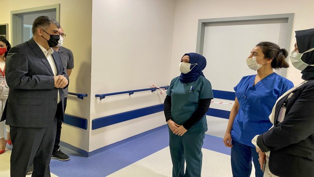 Ankara İl Sağlık Müdürü Gülümden hastalara ve sağlıkçılara bayram ziyareti