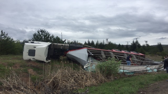 Ankara-İstanbul otobanında tır devrildi: 1 yaralı