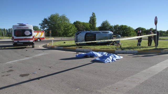 Anne ve kızı kazada öldü, 3 kişi yaralandı
