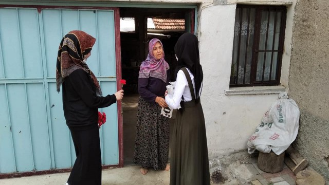 Annelere gül ve Yasin-i Şerif kitabı dağıtıldı