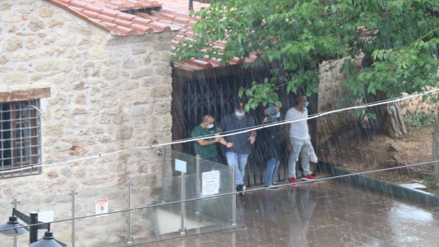 Antalyada aniden bastıran sağanak yağış, vatandaşı hazırlıksız yakaladı