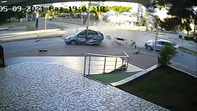 Antalyada iki otomobil birbirine girdi: 4 yaralı