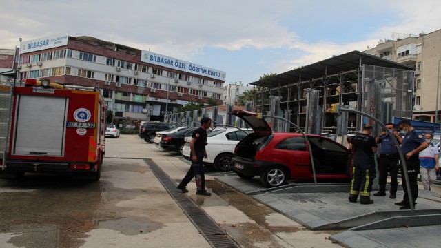 Antalyada park halindeki otomobilde yangın maddi hasara neden oldu