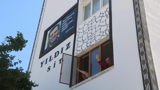 Apartmana asılan Kemal Sunal afişi gülümsetiyor