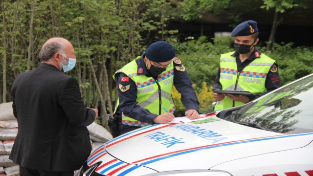 Aracımda cam filmi olduğunu bilmiyordum dese de cezadan kurtulamadı