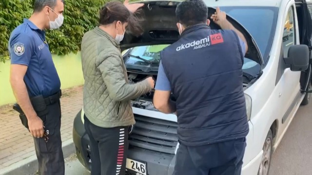 Aracın motoruna giren yavru kedi mahalleliyi seferber etti