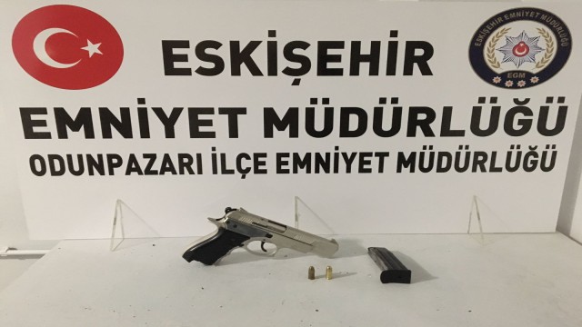 Aracında tabanca bulunan şahıs gözaltına alındı