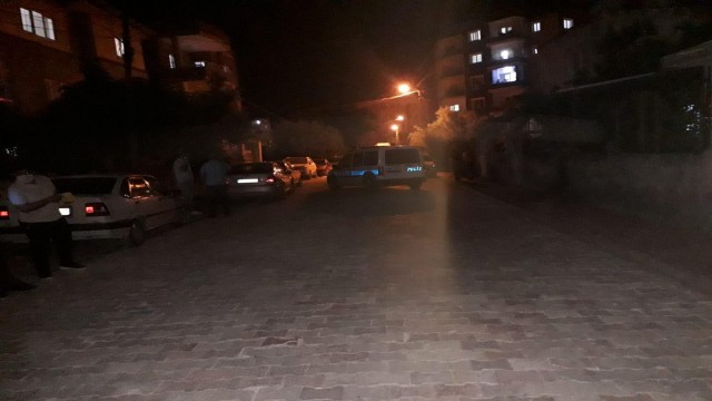 Aralarında husumet bulunan şahsın evine kurşun yağdırdılar