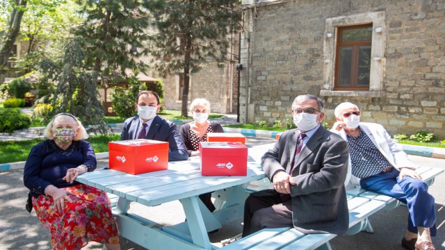 Aras Kargodan huzurevi sakinlerine bayram sürprizi