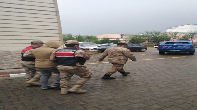 Ardahanda 9 düzensiz göçmen yakalandı, 1 kişi tutuklandı