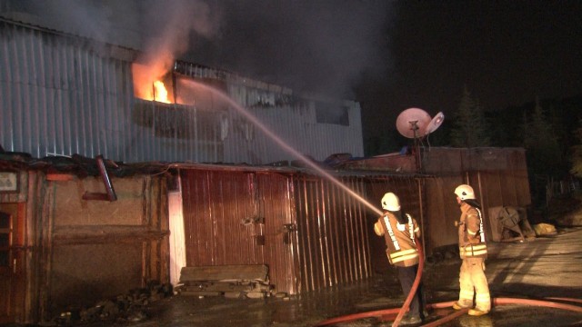 Arnavutköyde izolasyon malzemeleri üretimi yapılan fabrikada yangın