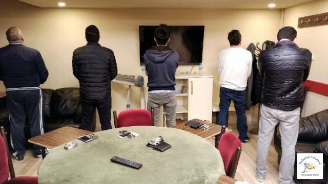 Arnavutköy'de kıraathanede 21 kişi yakalandı