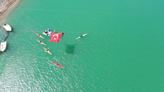 Artvin Borçka Baraj Gölü üzerinde kano gösterisi