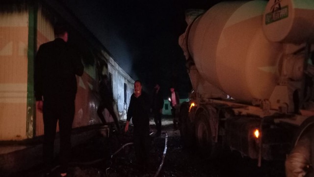 Artvinde yol inşaatında çalışan işçilerin kaldığı konteynerde yangın çıktı