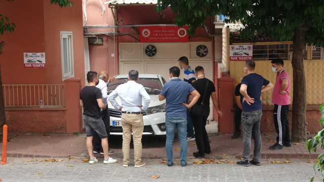 Asansörde sıkışarak ölen Erenin cenazesini babası taşıdı