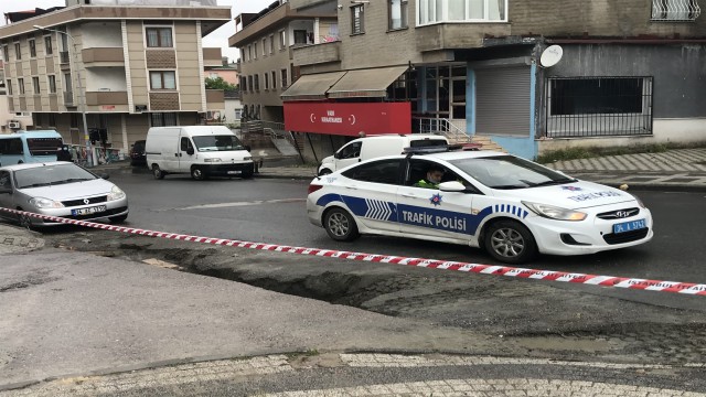 Ataşehirde şiddetli yağış yolda çökmeye neden oldu