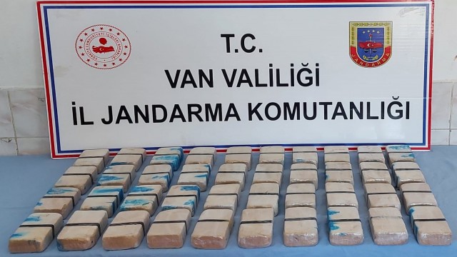 Atlı uyuşturucu kaçakçıları jandarmaya takıldı