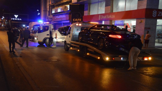 Avcılarda makas atan otomobil bankaya girdi