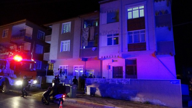 Ayakkabılıktan çıkan yangında, 3 kişi dumandan etkilendi