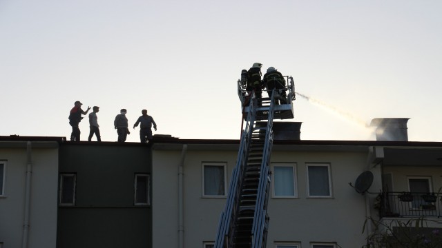 Aydında çatı yangını panikletti