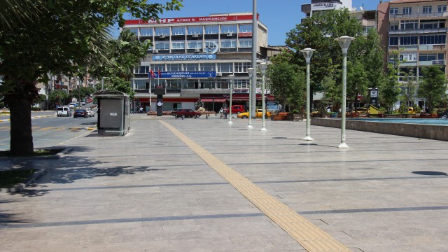 Aydında sokaklar boş, tatlıcılar dolu