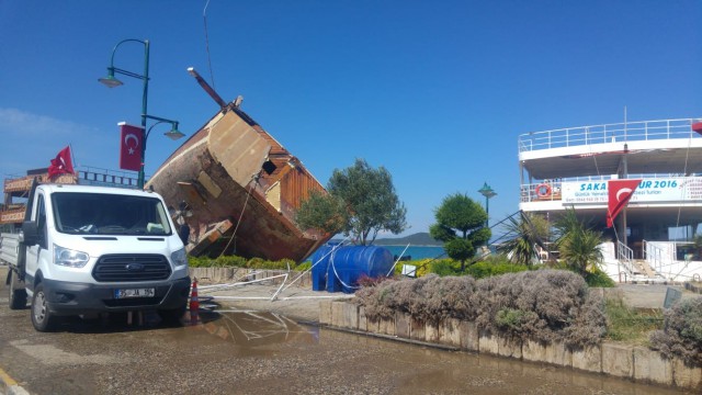 Ayvalıkta denizden enkaz çıkarma çalışmalarında son etap