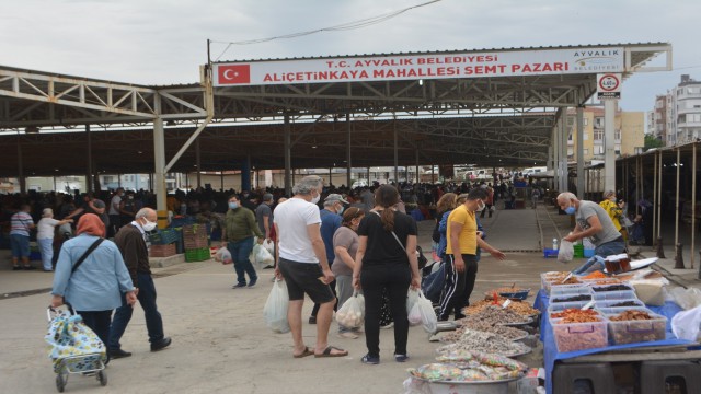 Ayvalıkta halk pazaryerlerine koştu