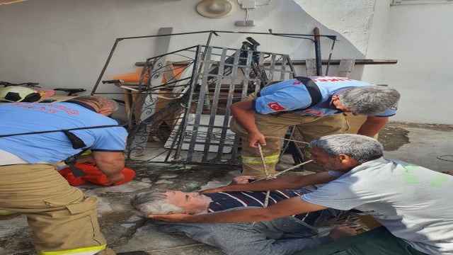 Ayvalıkta kuyuya düşen yaşlı adamı itfaiye kurtardı