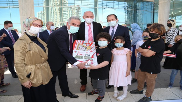 Azerbaycanlı şehit ve gazi ailelerinin çocukları için ‘Hediye Karavanı başkentten uğurlandı