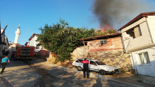 Babadağda koruma altında bulunan tarihi ev küle döndü