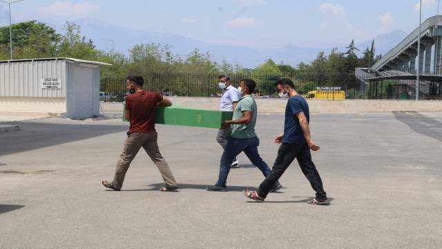 Babanın küçük tabuttaki ağır yükü