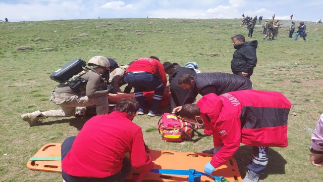 Babasının ölüm haberiyle nöbet geçiren gence atlı ve helikopterli sağlık ekibi yetişti